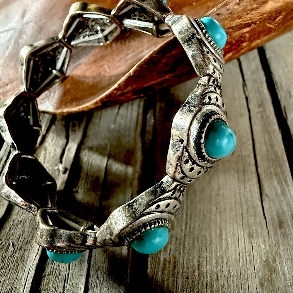 Silver toned Faux turquoise Stretchy bracelet NWOT